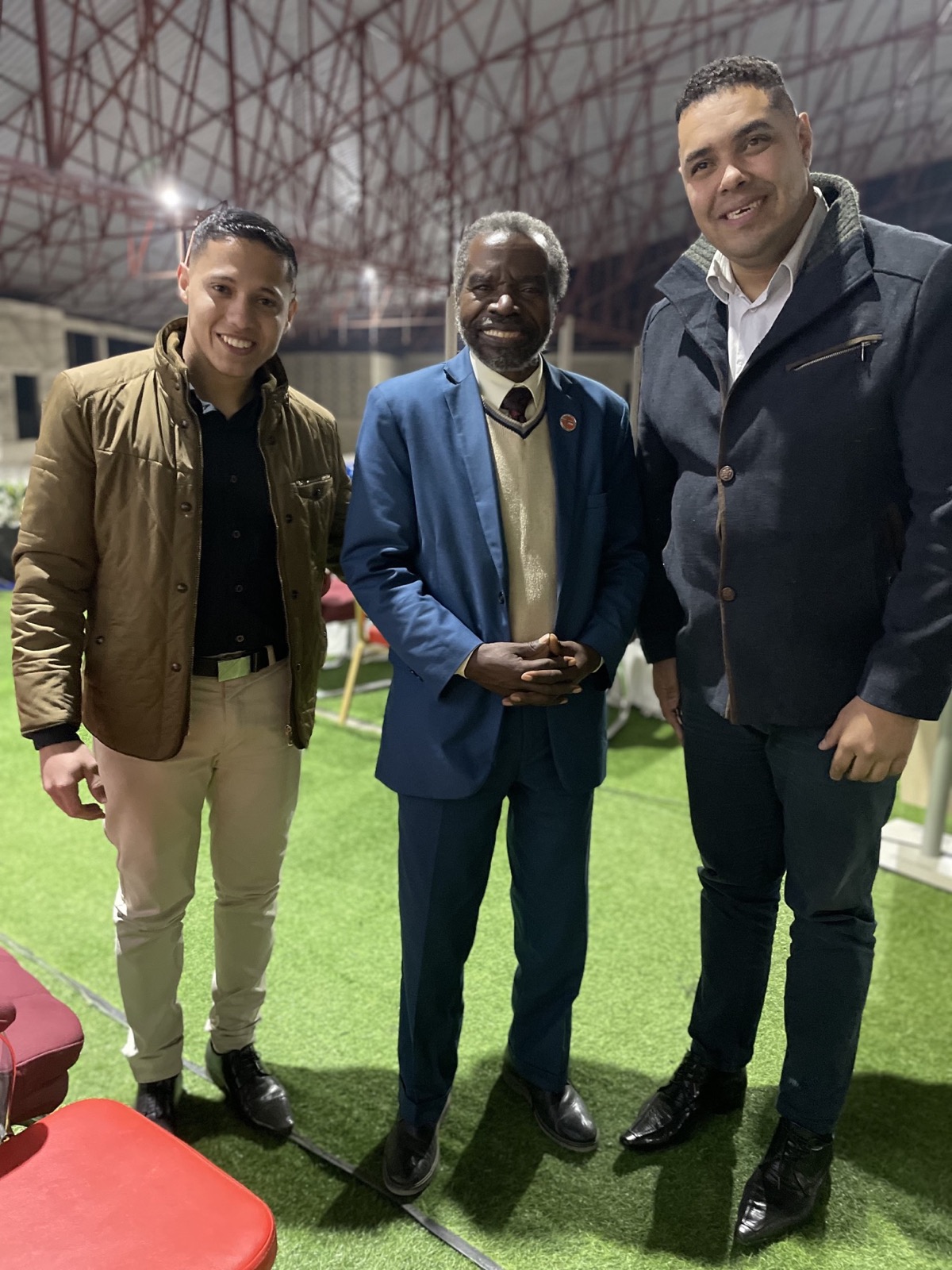 Equipe missionária reunida com uma liderança angolana