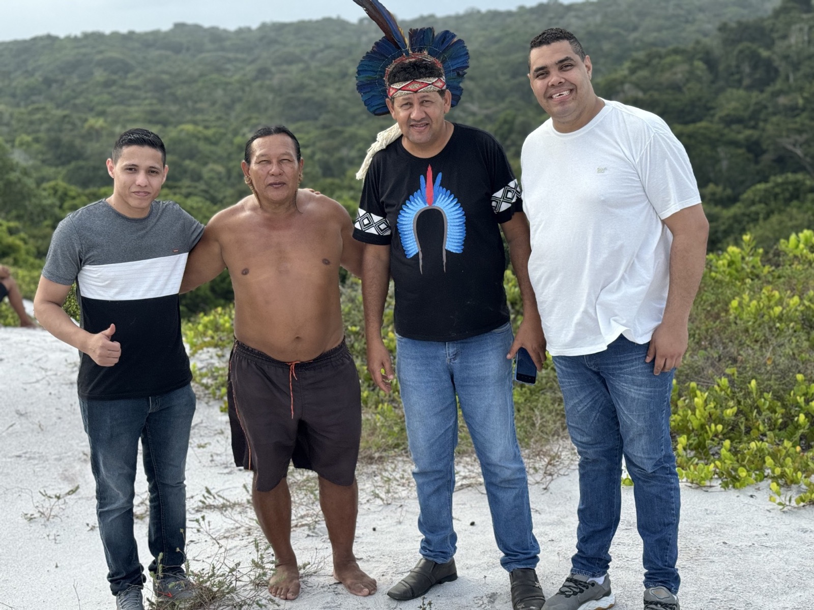 Equipe missionária ao lado de lideranças indígenas no Brasil