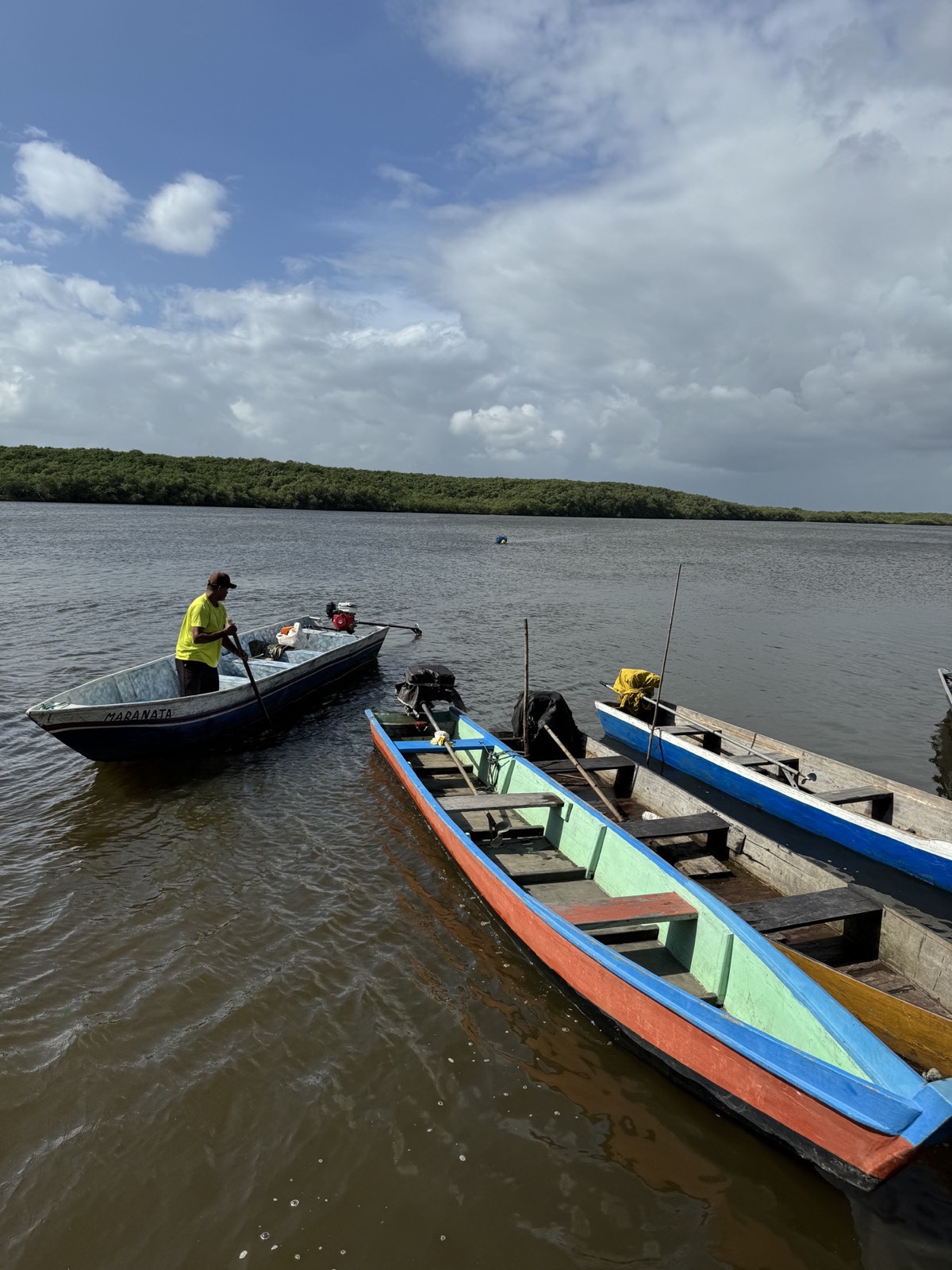 Barcos preparados para uma viagem missionária pelo interior do Brasil