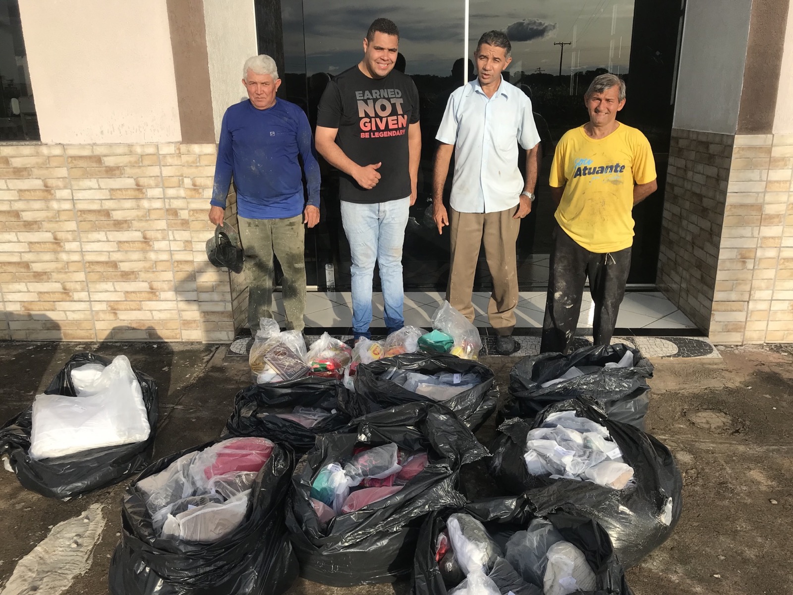 Equipe reunida com roupas e doações destinadas a uma ação social