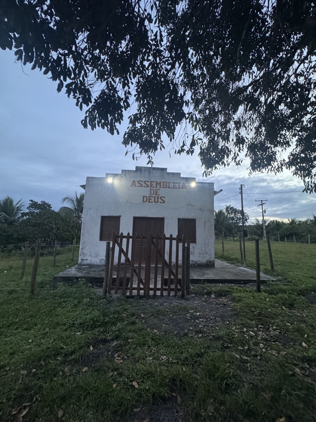 Pequena igreja da Assembleia de Deus em uma comunidade rural brasileira