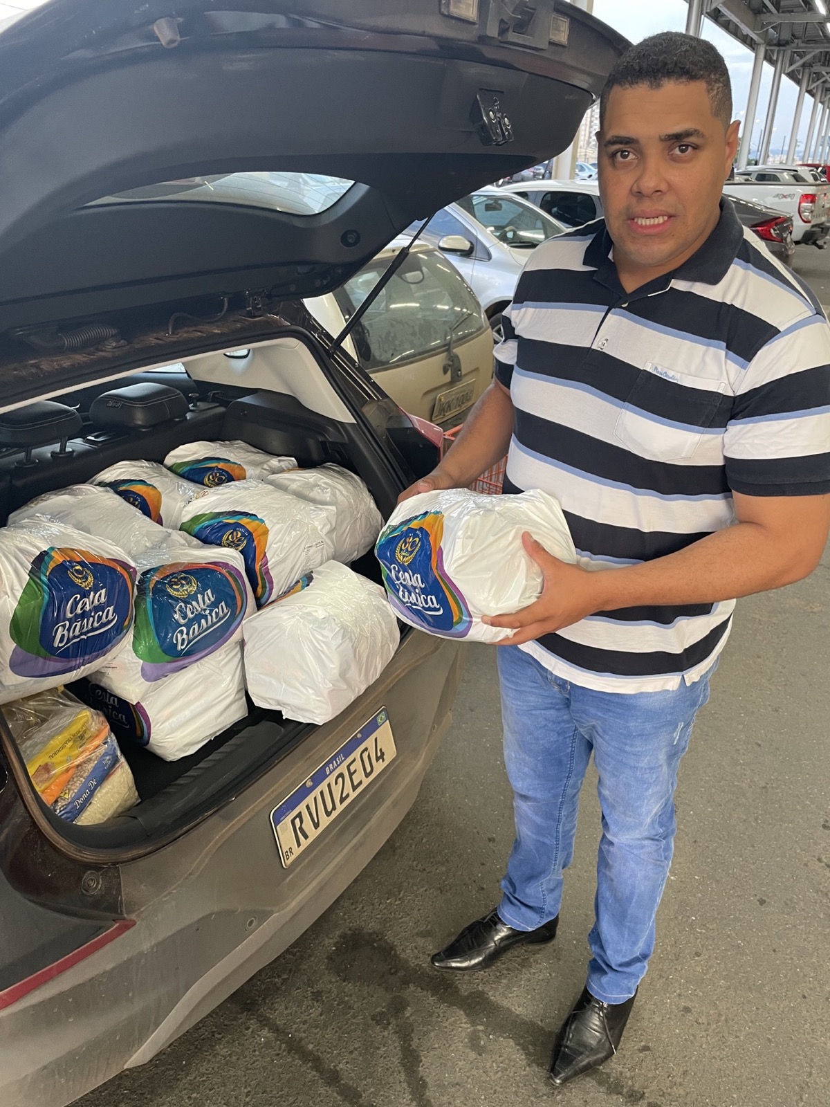 Cestas básicas sendo preparadas para distribuição no Brasil