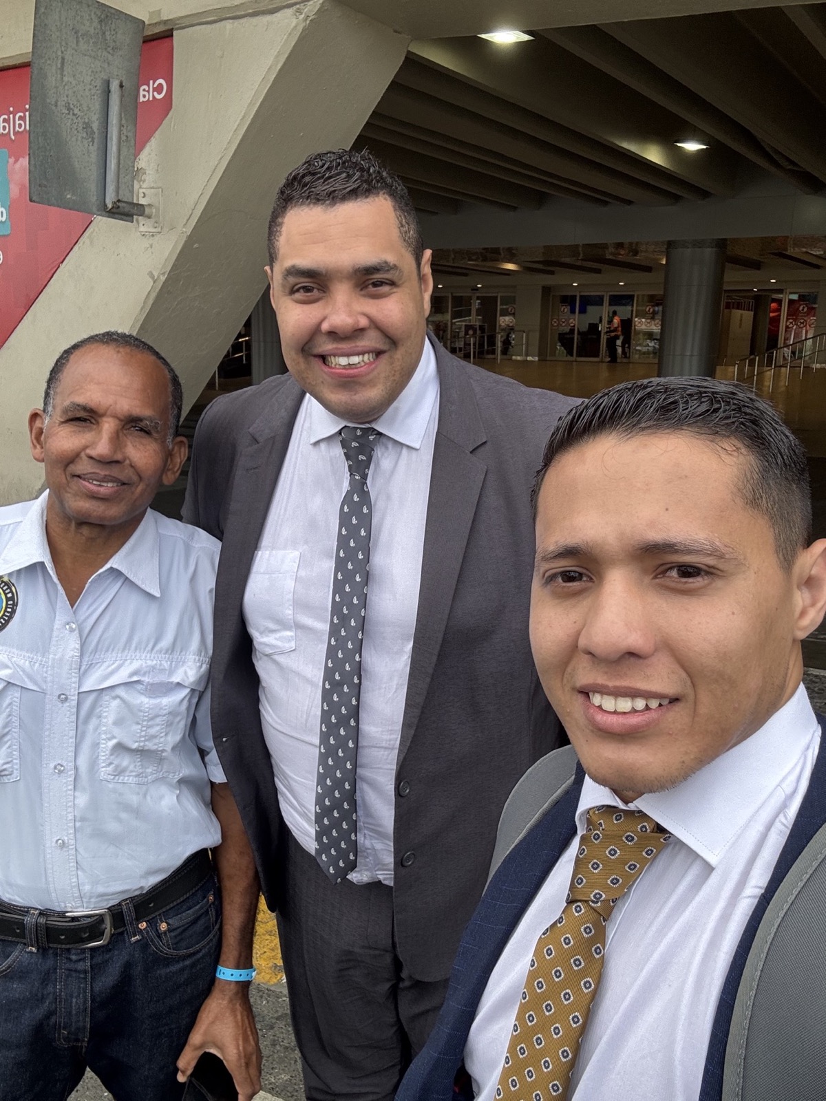 Equipe missionária reunida com uma liderança local da República Dominicana