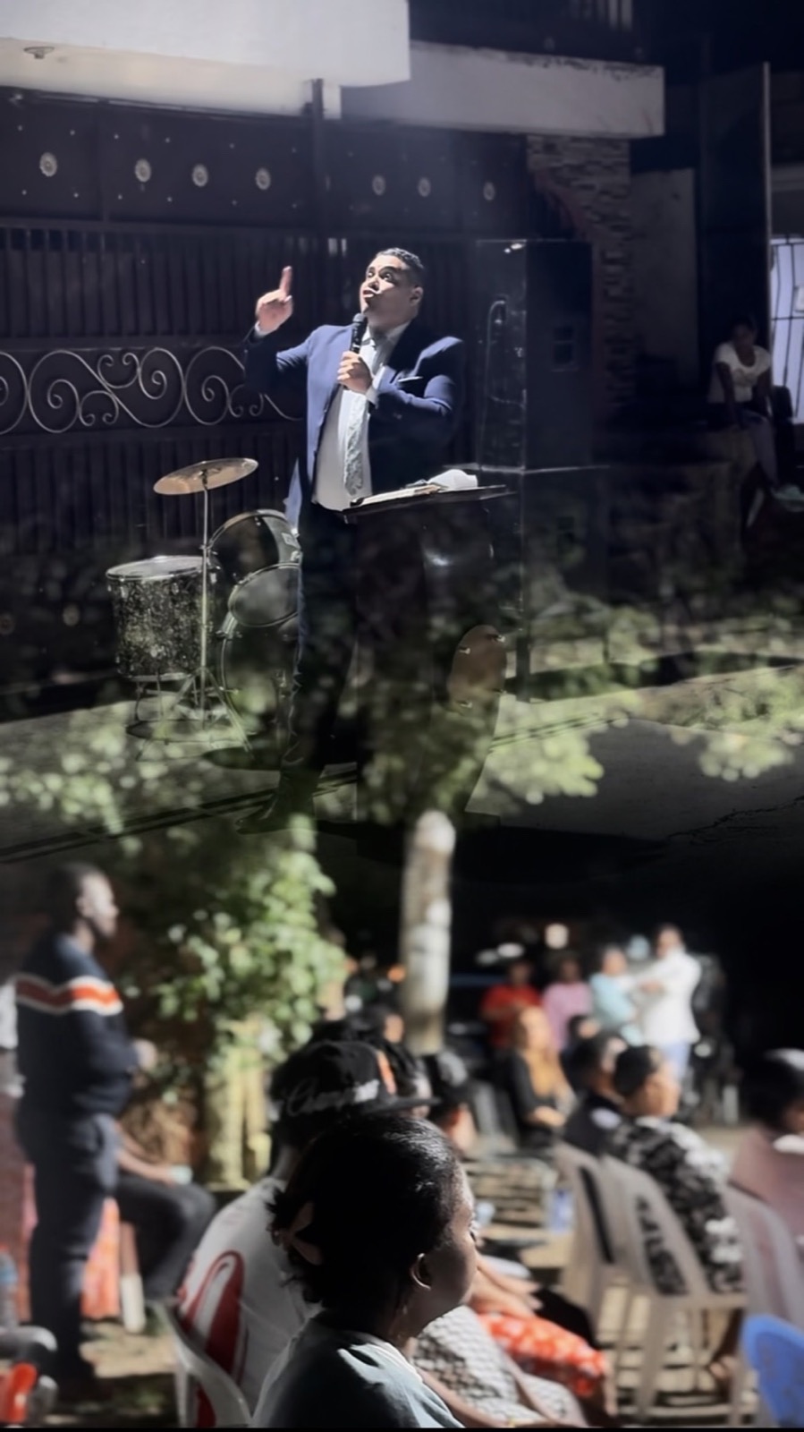 Pregação durante um culto ao ar livre na República Dominicana