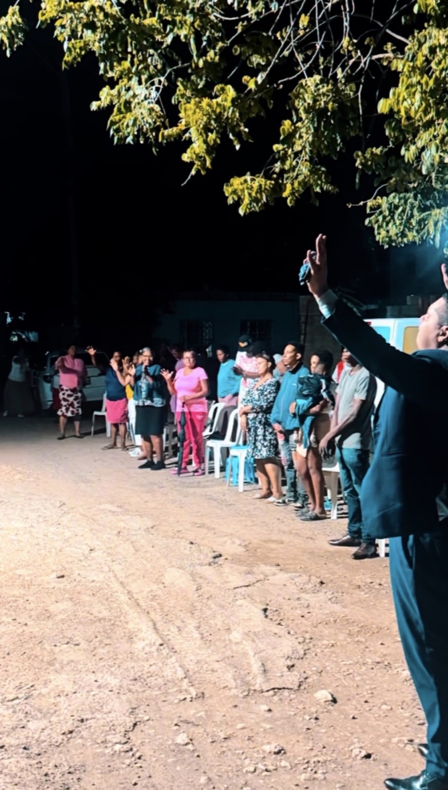 Comunidade reunida para um culto noturno ao ar livre na República Dominicana