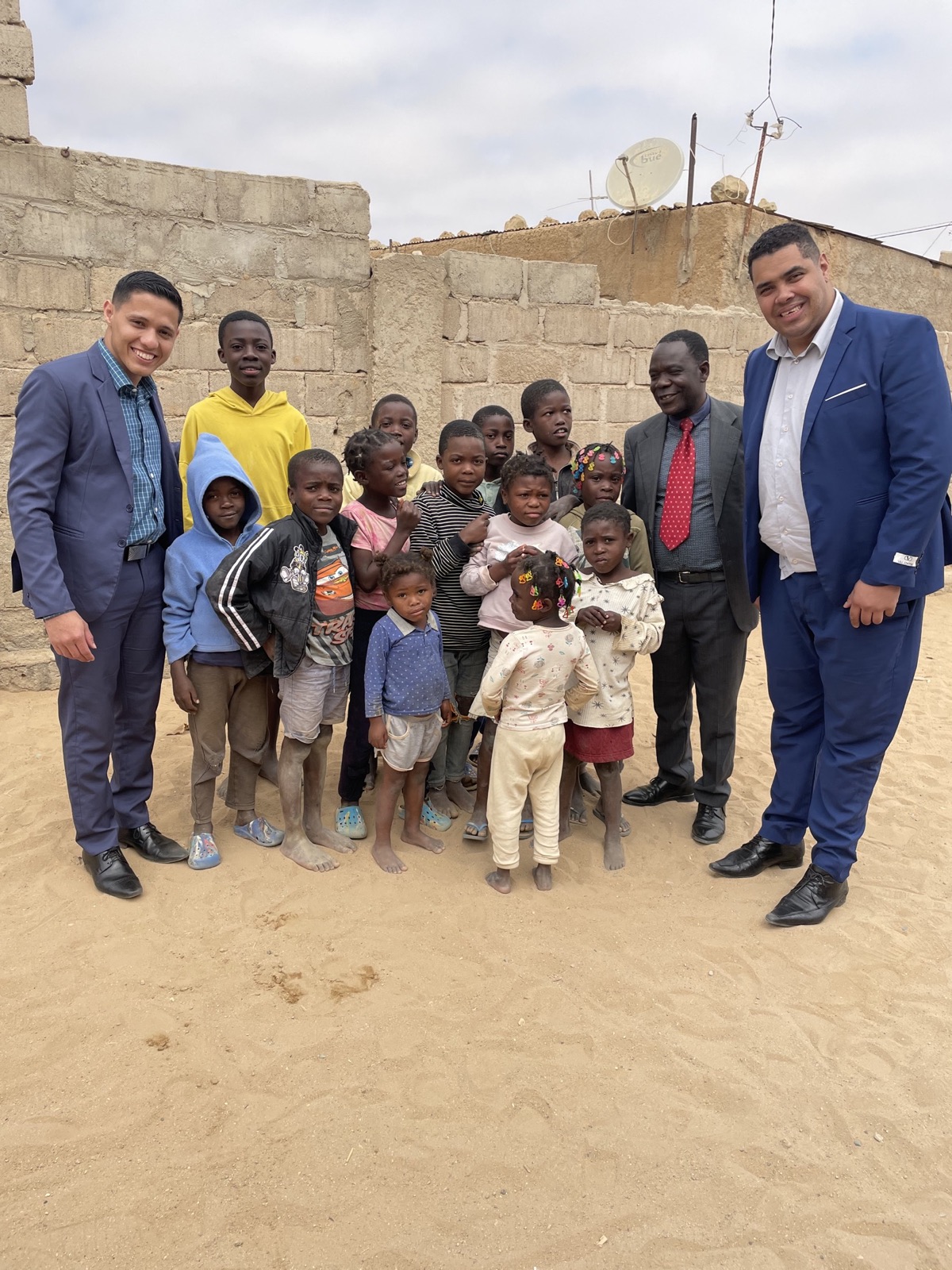 Equipe missionária reunida com crianças em uma comunidade de Angola