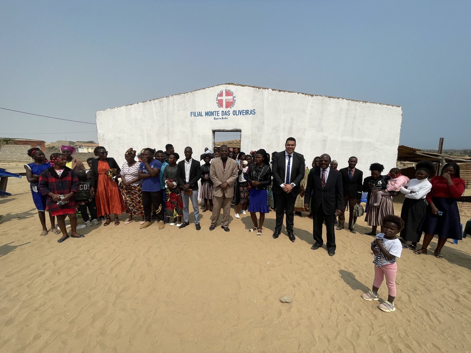 Comunidade reunida diante da Filial Monte das Oliveiras em Angola