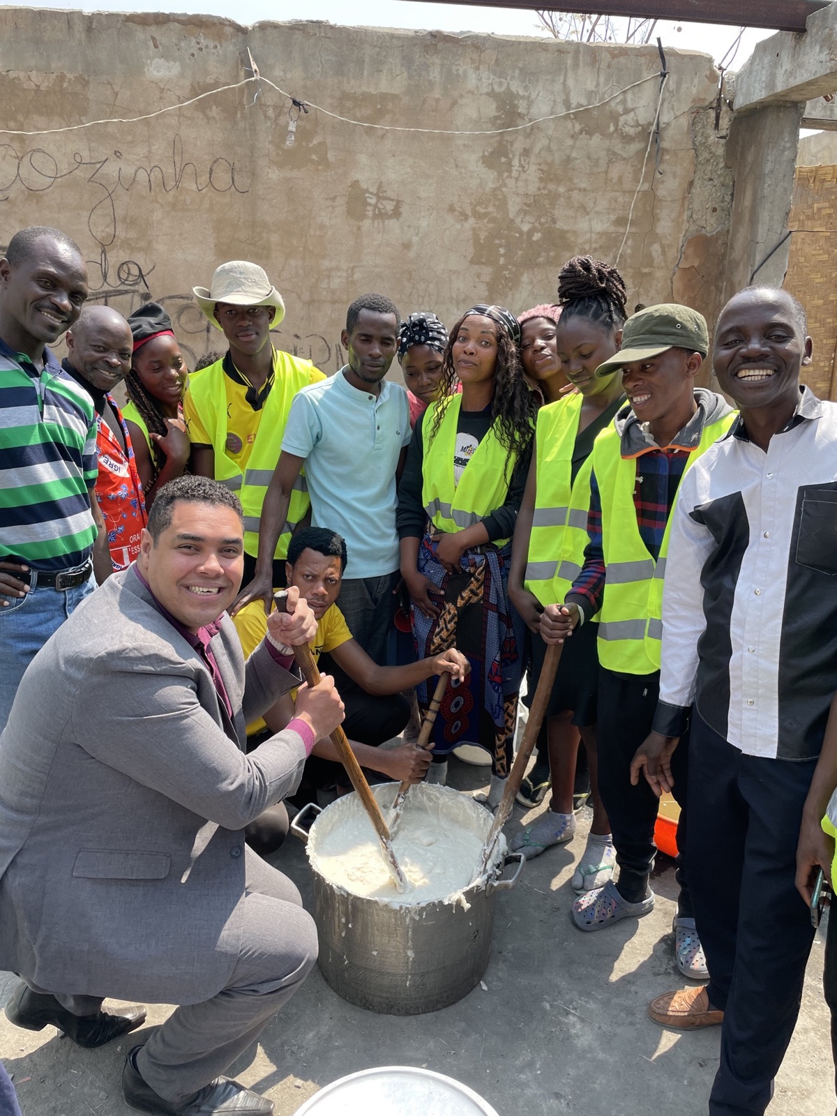 Equipe comunitária reunida durante uma ação em Angola