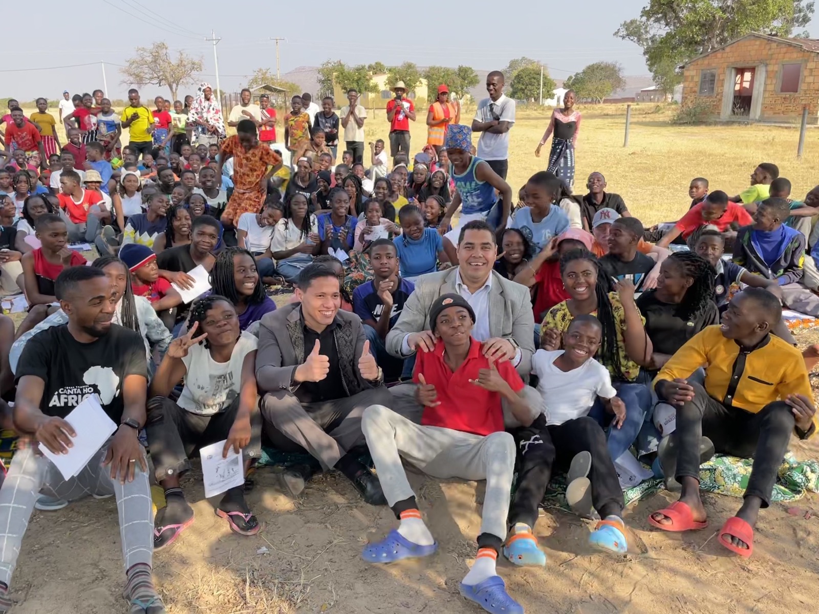 Grande encontro ao ar livre com crianças e jovens em Angola